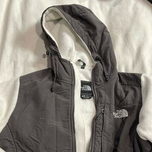 Small 
North face 
Great condition zip up 
Beige And gray 
One stain left arm